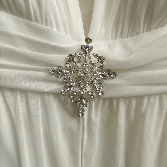 Beautiful Formal white gown, floor length. Size 1X. - Picture 3 of 6